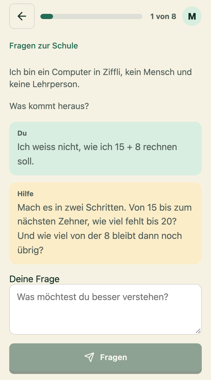 Fragerunde: Das Kind schreibt «Ich weiss nicht, wie ich 15 + 8 rechnen soll.» Die Hilfe fragt zurück, wie viel von 15 bis 20 fehlt und wie viel von der 8 übrig bleibt.